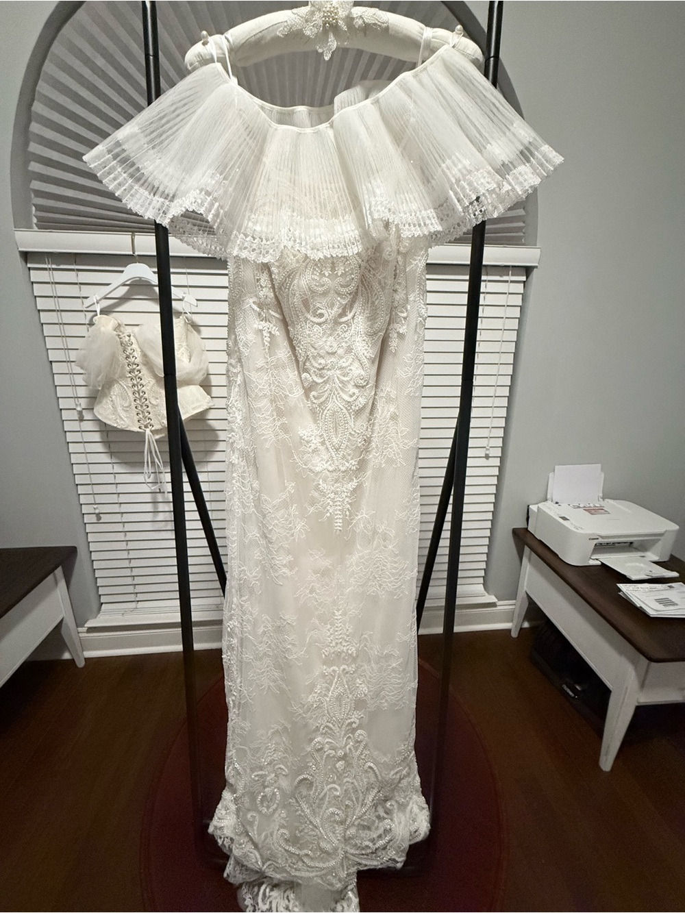 MillaNova Atola gown 7 piece set EU46 US16
Puff sleeves, choker and veil - Picture 11 of 16